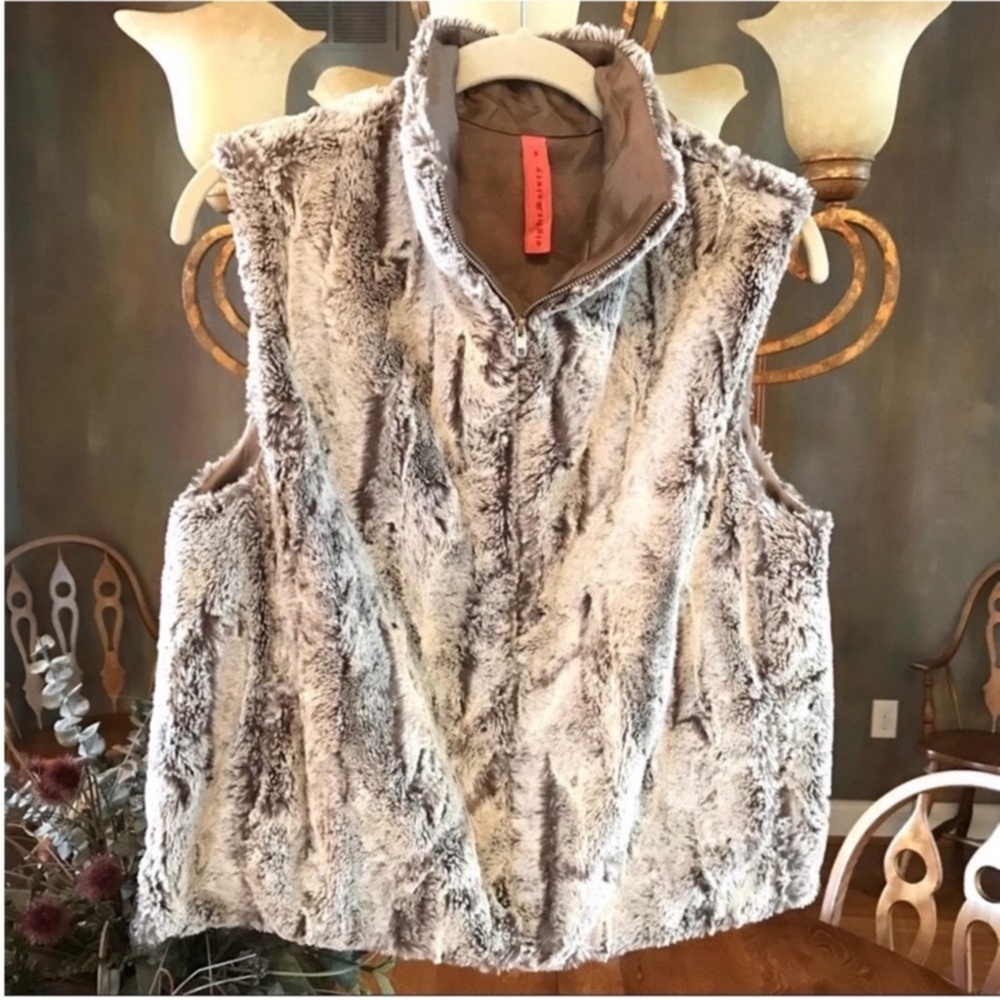 Faux Fur Vest ⭐️5/$25⭐️